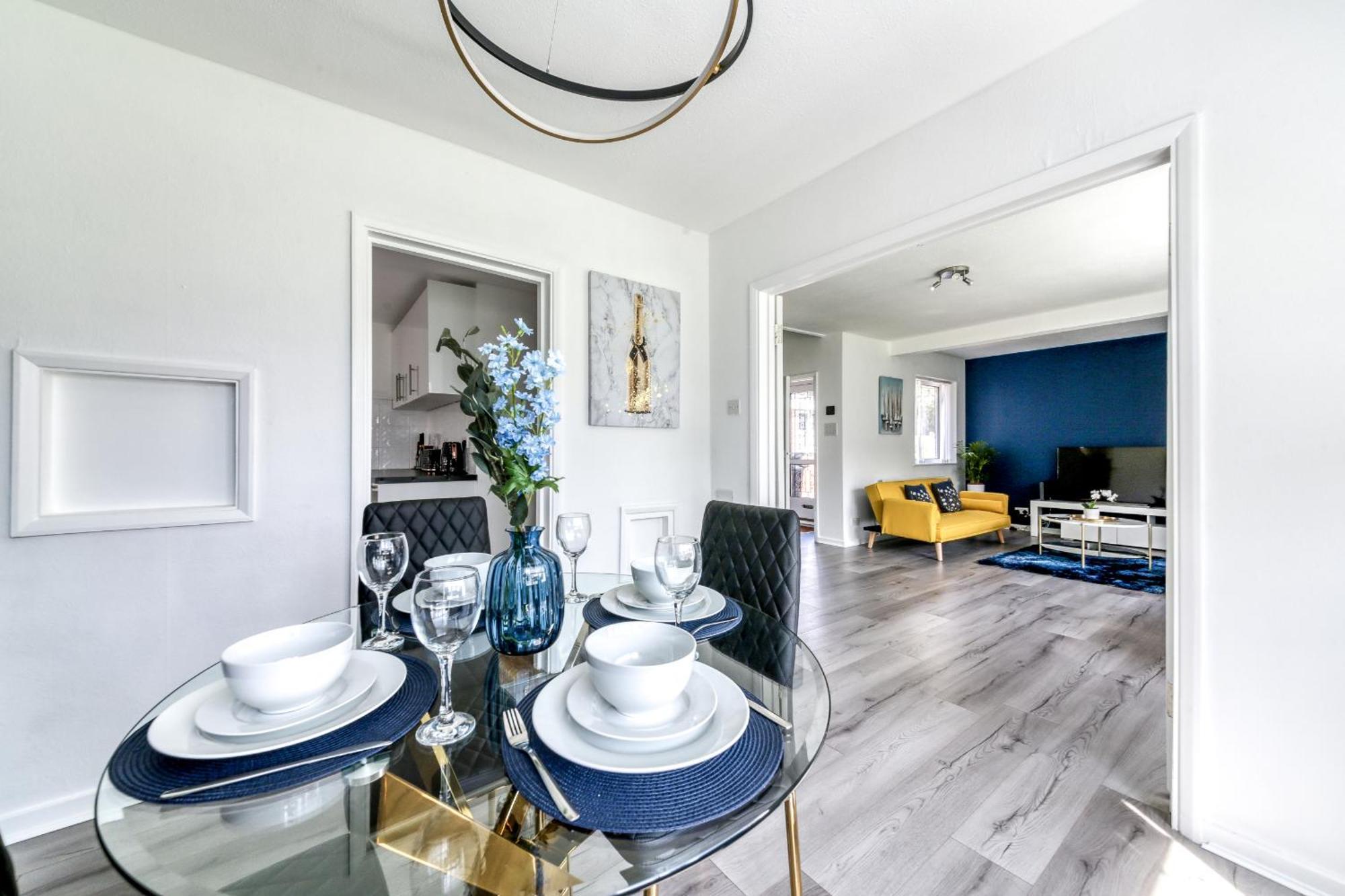 Contemporary 4 Bedroom Detached House With Parking And City Links Кройдон Номер фото